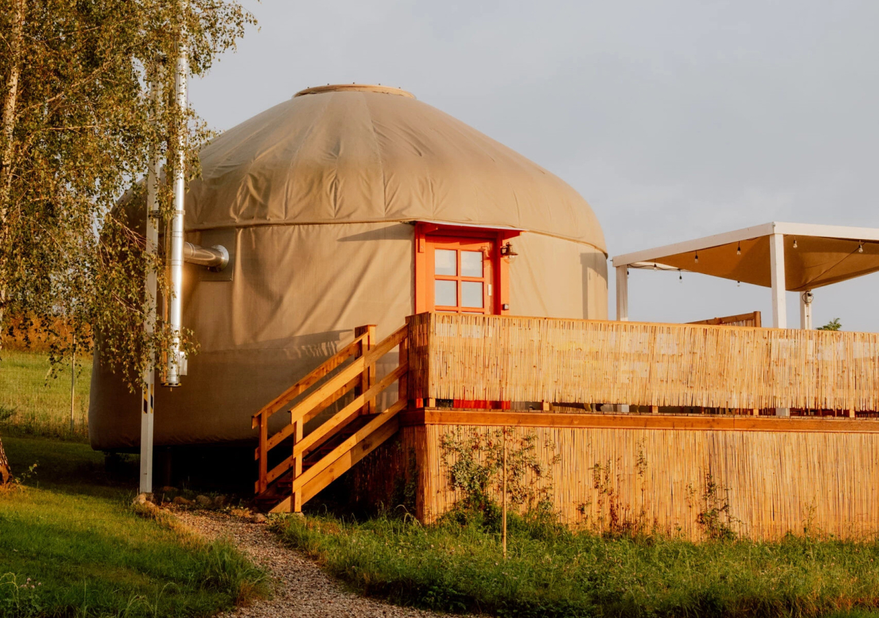 Noclegi na Mazurach - czym jest glamping na Mazurach?